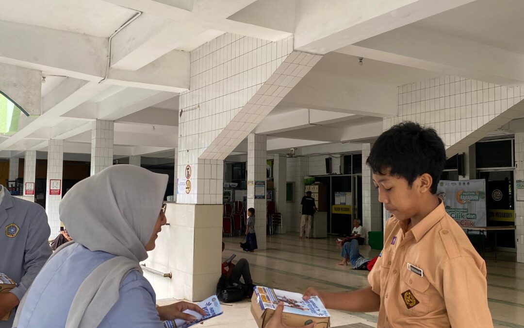 Mahasiswa STIAMAK Berbagi Takjil Ramadan SURABAYA.