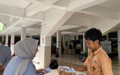 Mahasiswa STIAMAK Berbagi Takjil Ramadan SURABAYA.